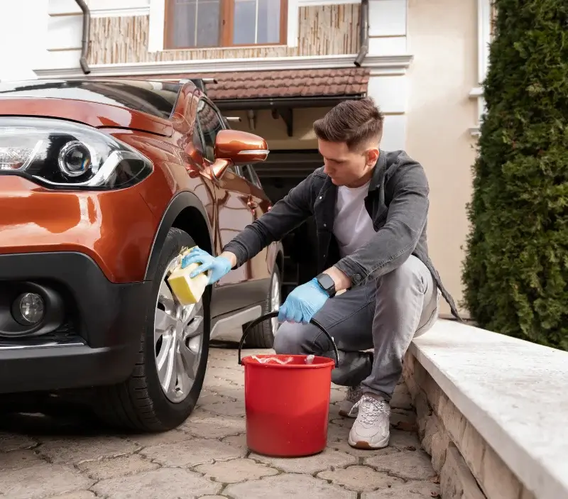 Lavage auto à domicile Montrieux-en-Sologne : professionnel intervenant sur un véhicule